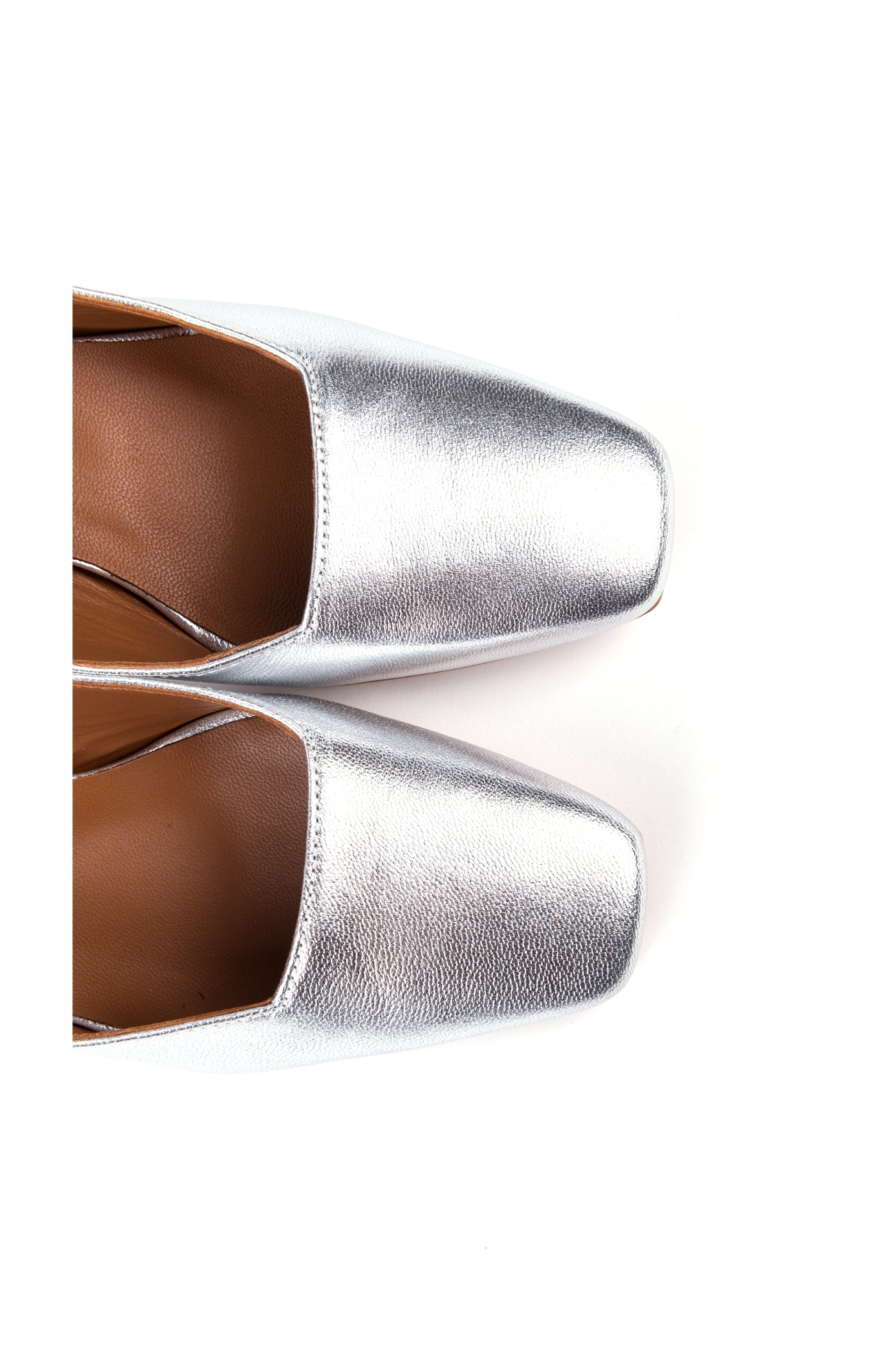 Slingbacks em pele metalizada champanhe com elástico
