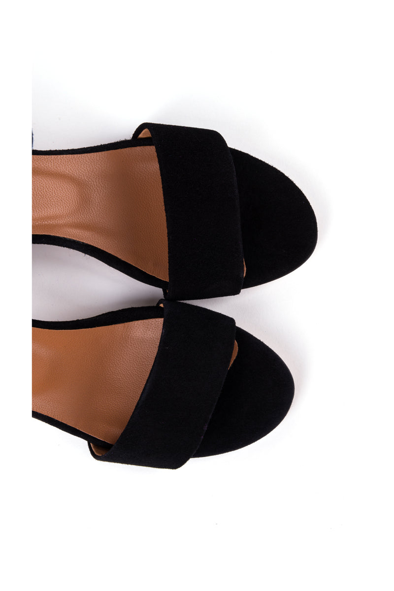 Sandálias em camurça de salto médio disponíveis em preto e toupeira