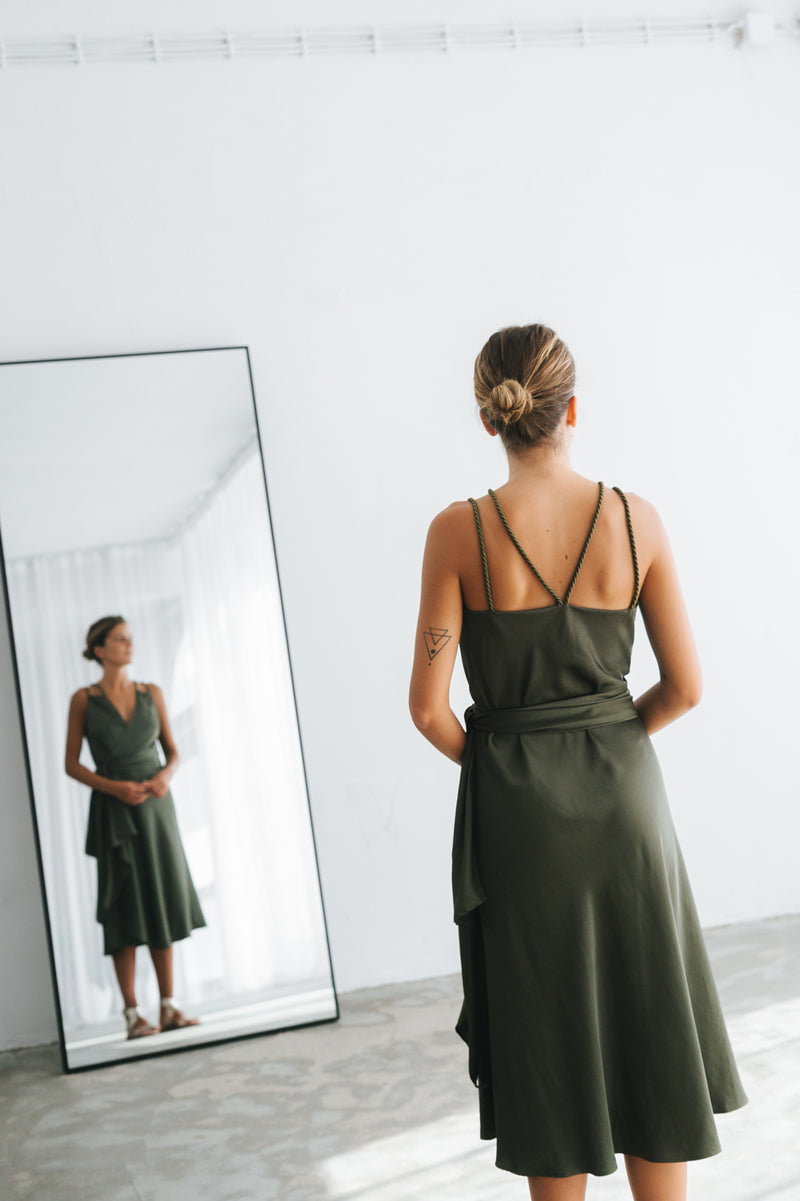 Vestido cruzado com alças de corda