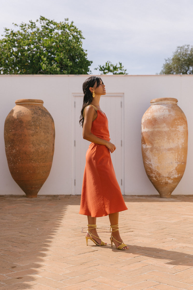 Vestido cruzado com alças de corda