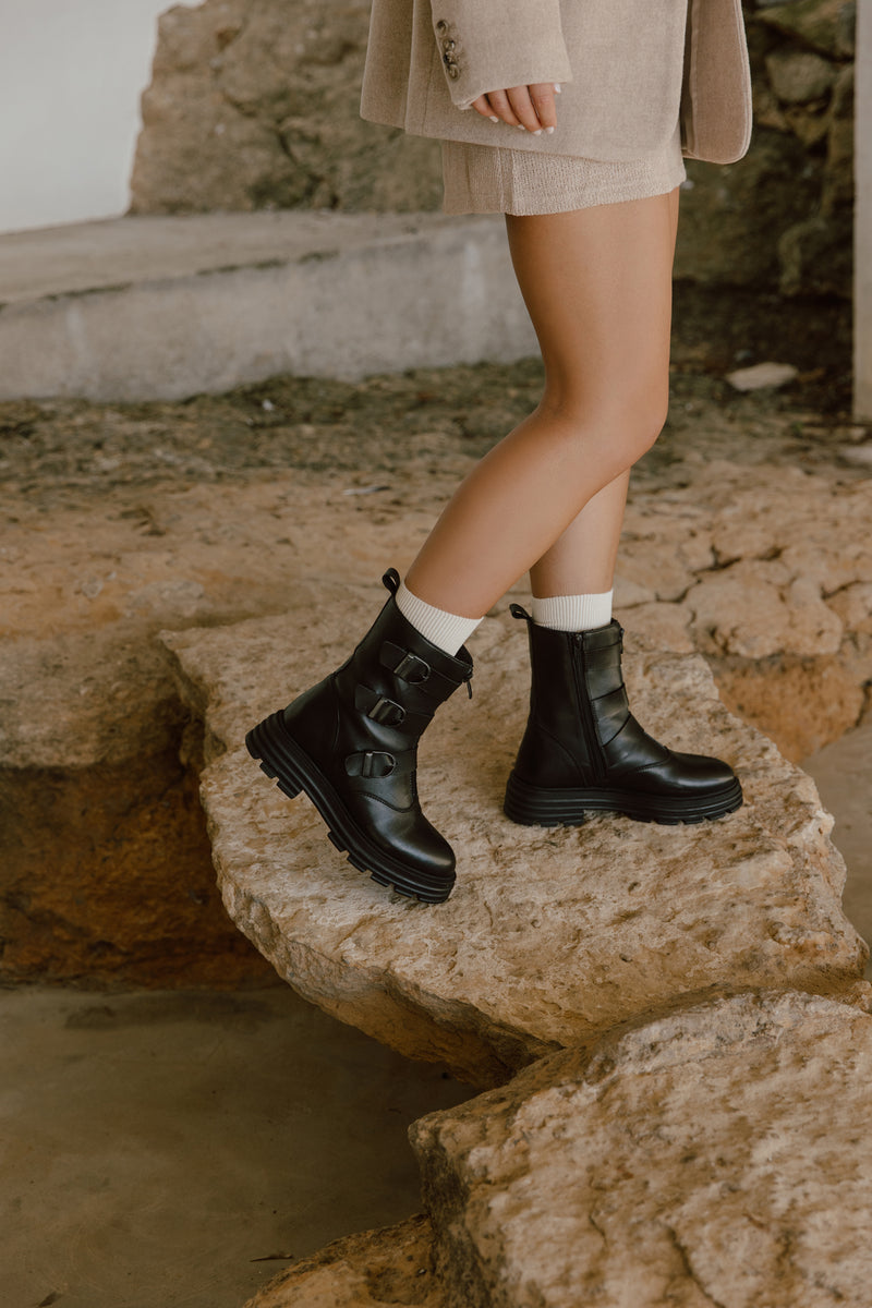 Botins estilo combat boot com fecho à frente em pele preta