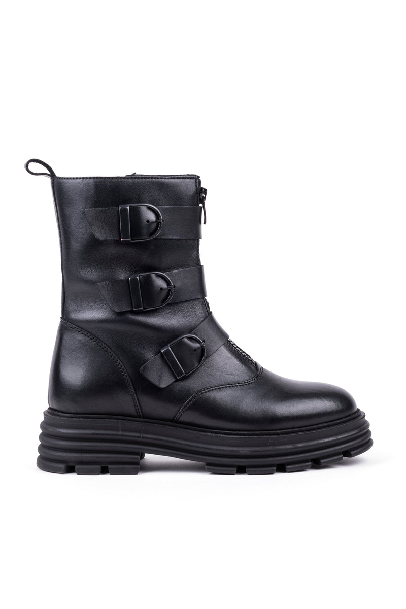 Botins estilo combat boot com fecho à frente em pele preta