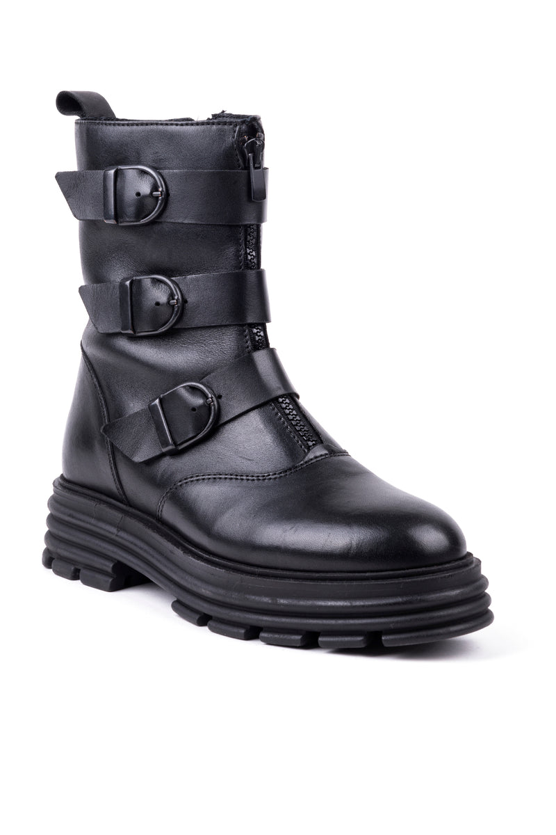 Botins estilo combat boot com fecho à frente em pele preta