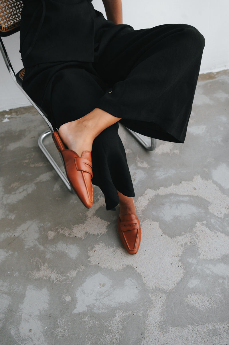 Mules rasas estilo loafer em pele