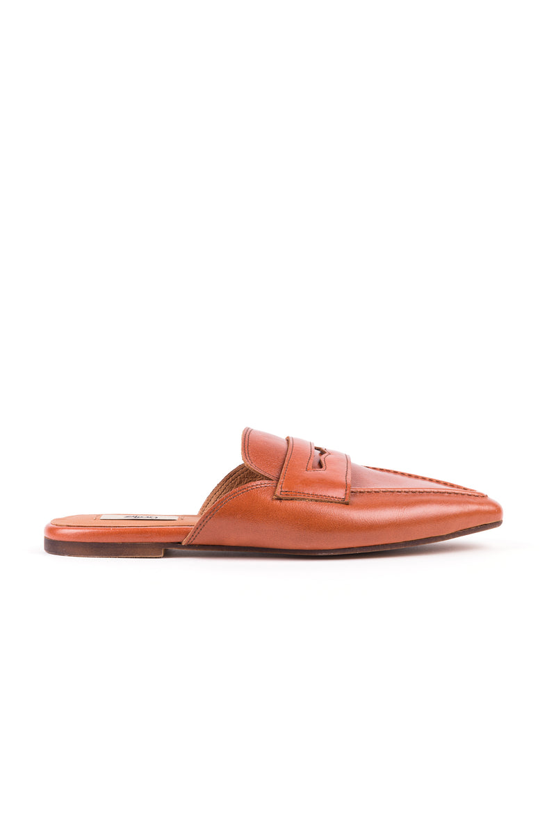 Mules rasas estilo loafer em pele