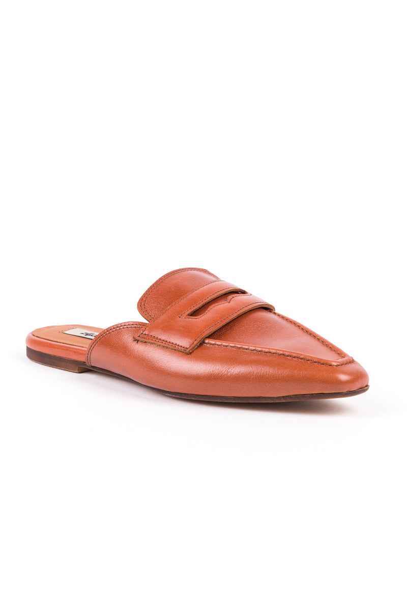 Mules rasas estilo loafer em pele