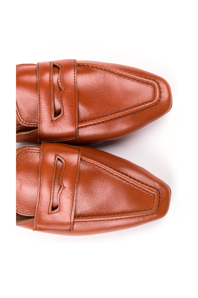 Mules rasas estilo loafer em pele