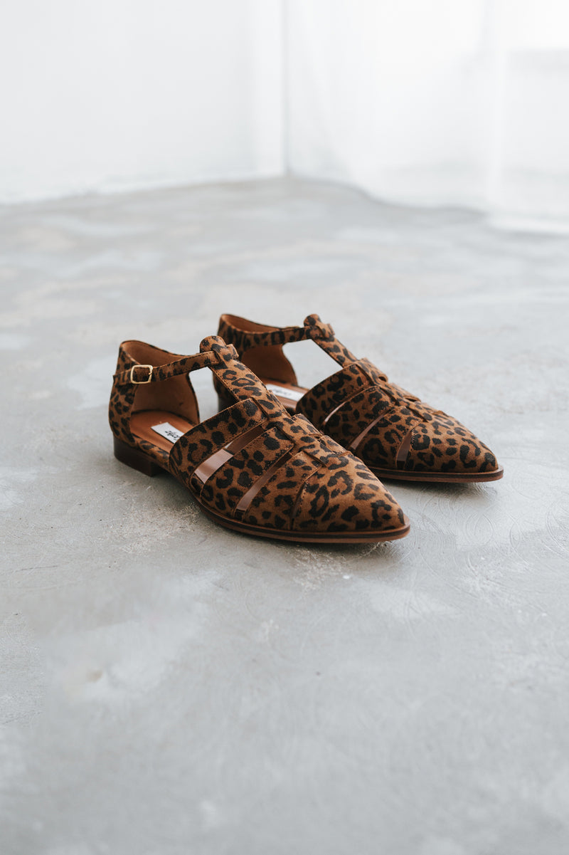 Sapatos rasos com recortes em croute leopardo