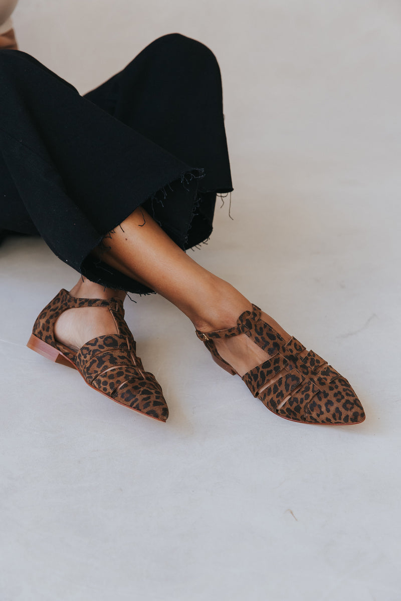 Sapatos rasos com recortes em croute leopardo