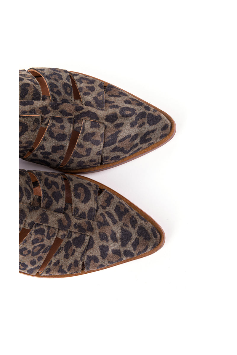 Sapatos rasos com recortes em croute leopardo