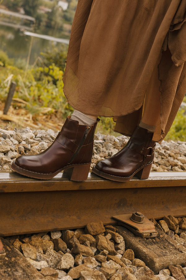 Botas de salto médio em pele com aplicação metálica