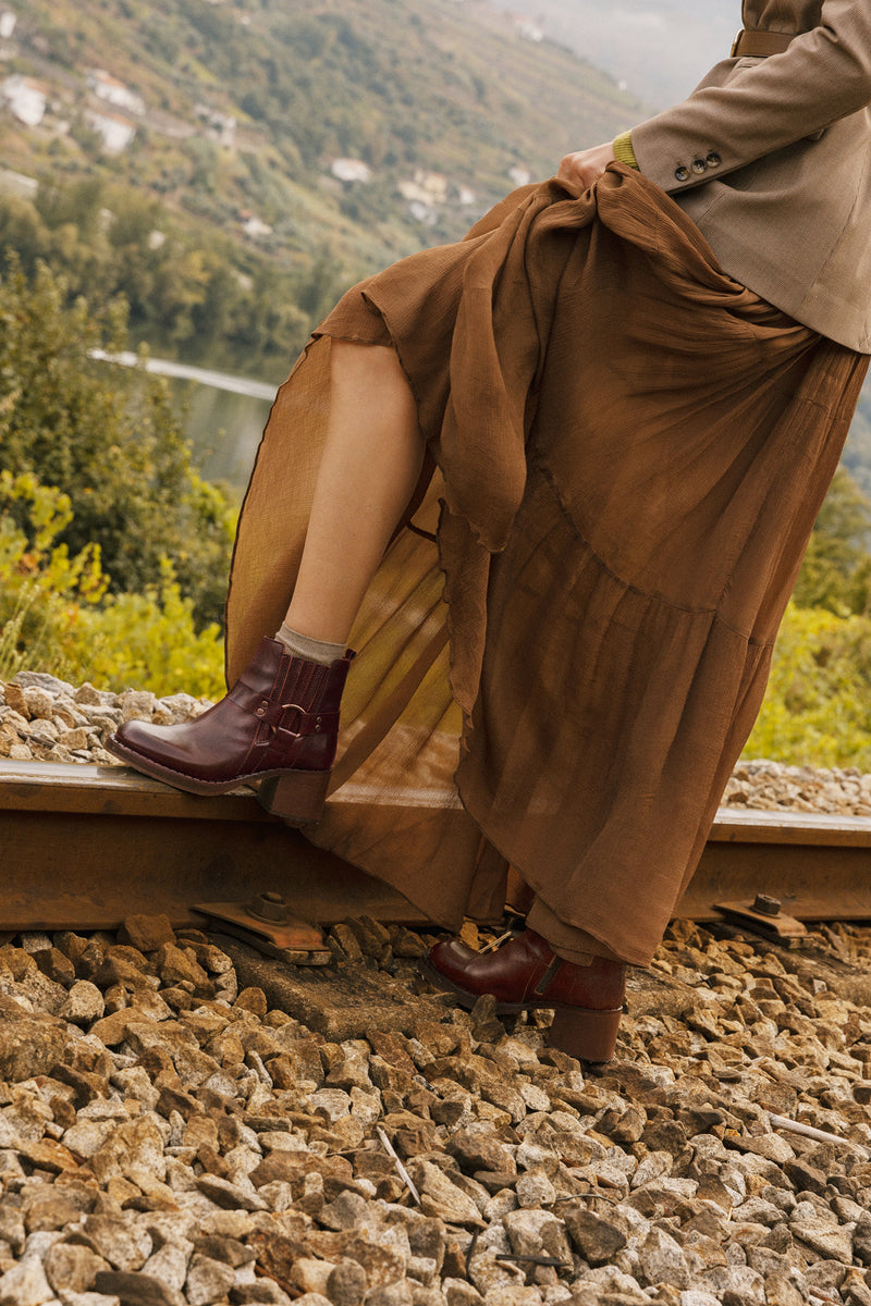 Botins de salto médio em pele com aplicação metálica