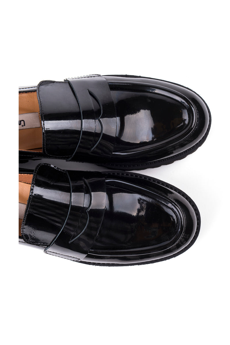 Loafers rasos em verniz com sola tratorada

