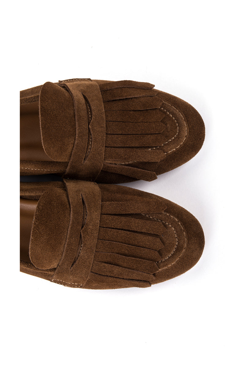 Loafers em croute camel com franjas