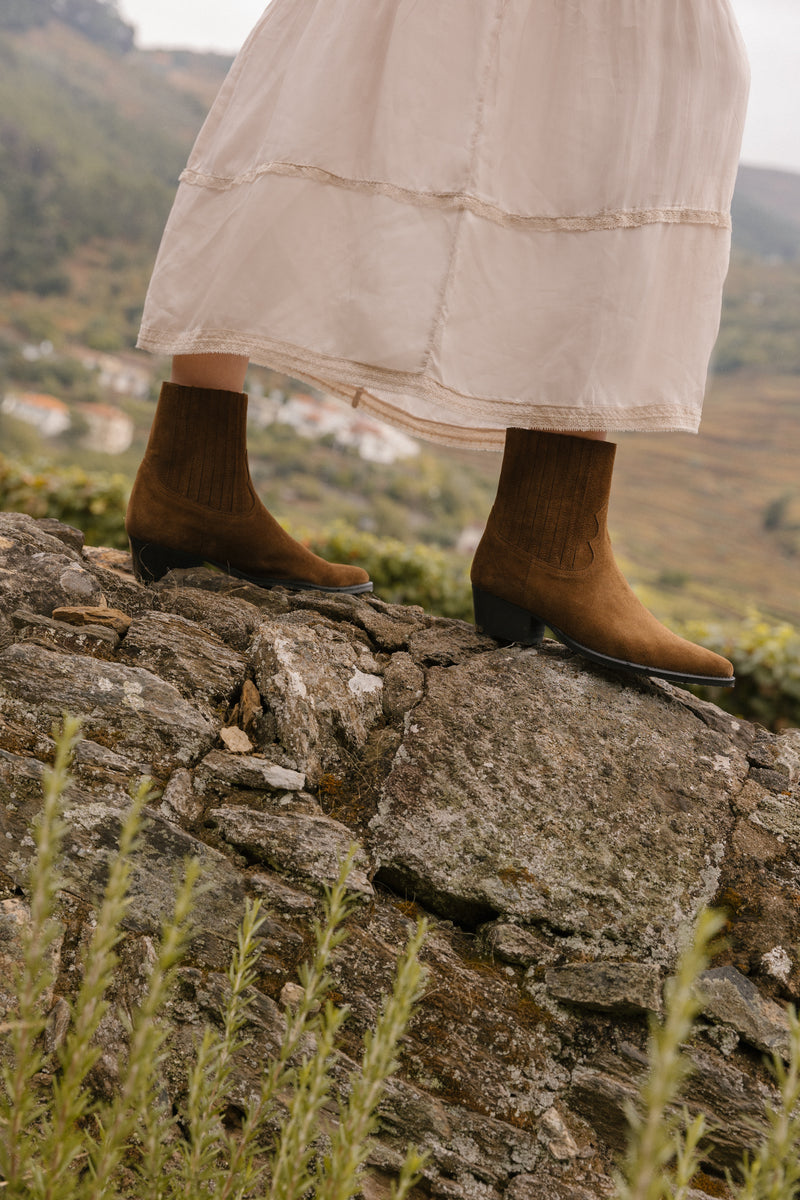 Botins texanos em croute camel de salto médio.
