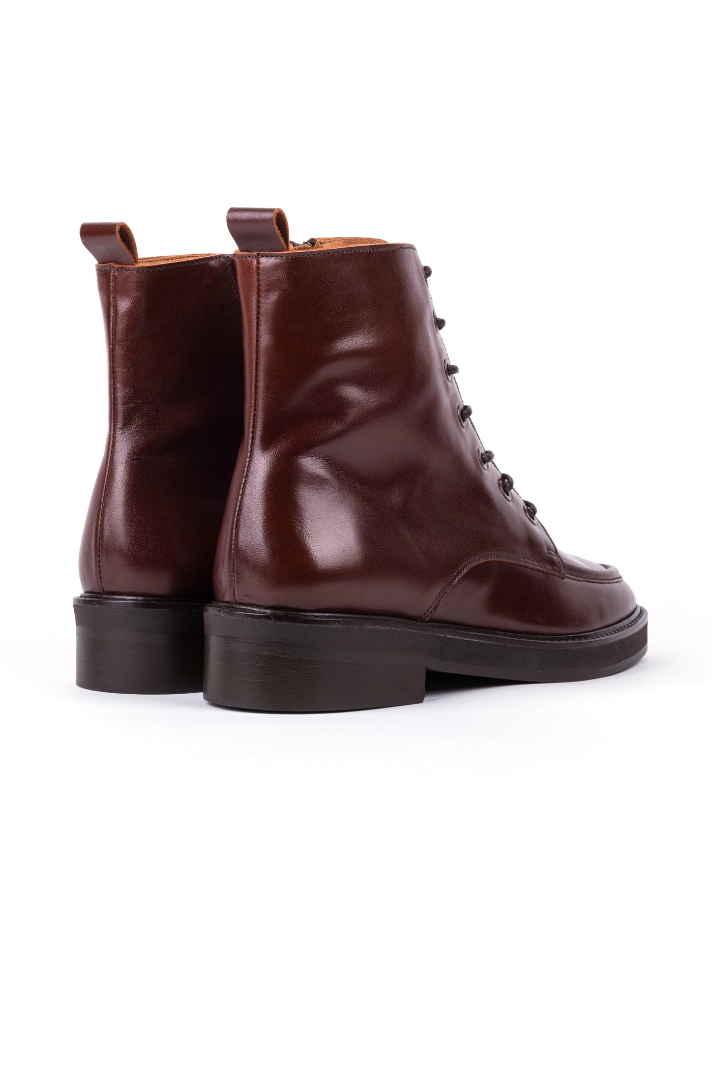 Botas rasos em pele com atacadores