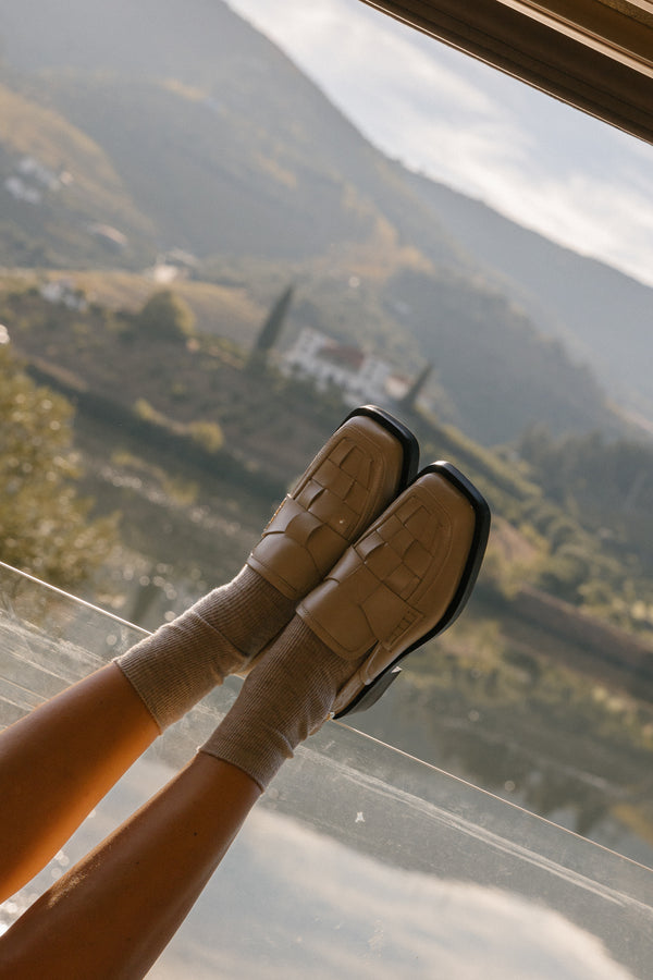 loafer aberto atrás em pele entrançada