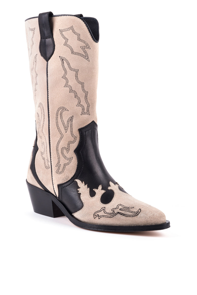 Botas texanas em pele preto e croute off-white com bordados no cano.