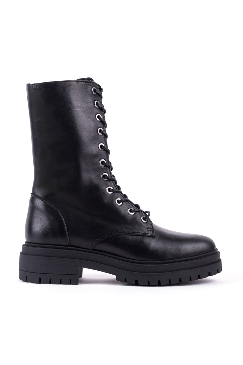 Botins estilo militar com atacadores