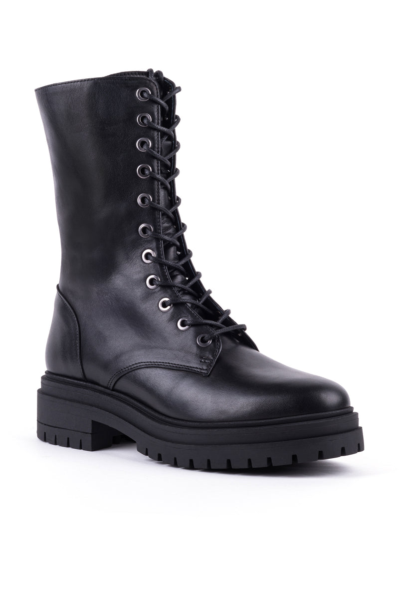 Botins estilo militar com atacadores