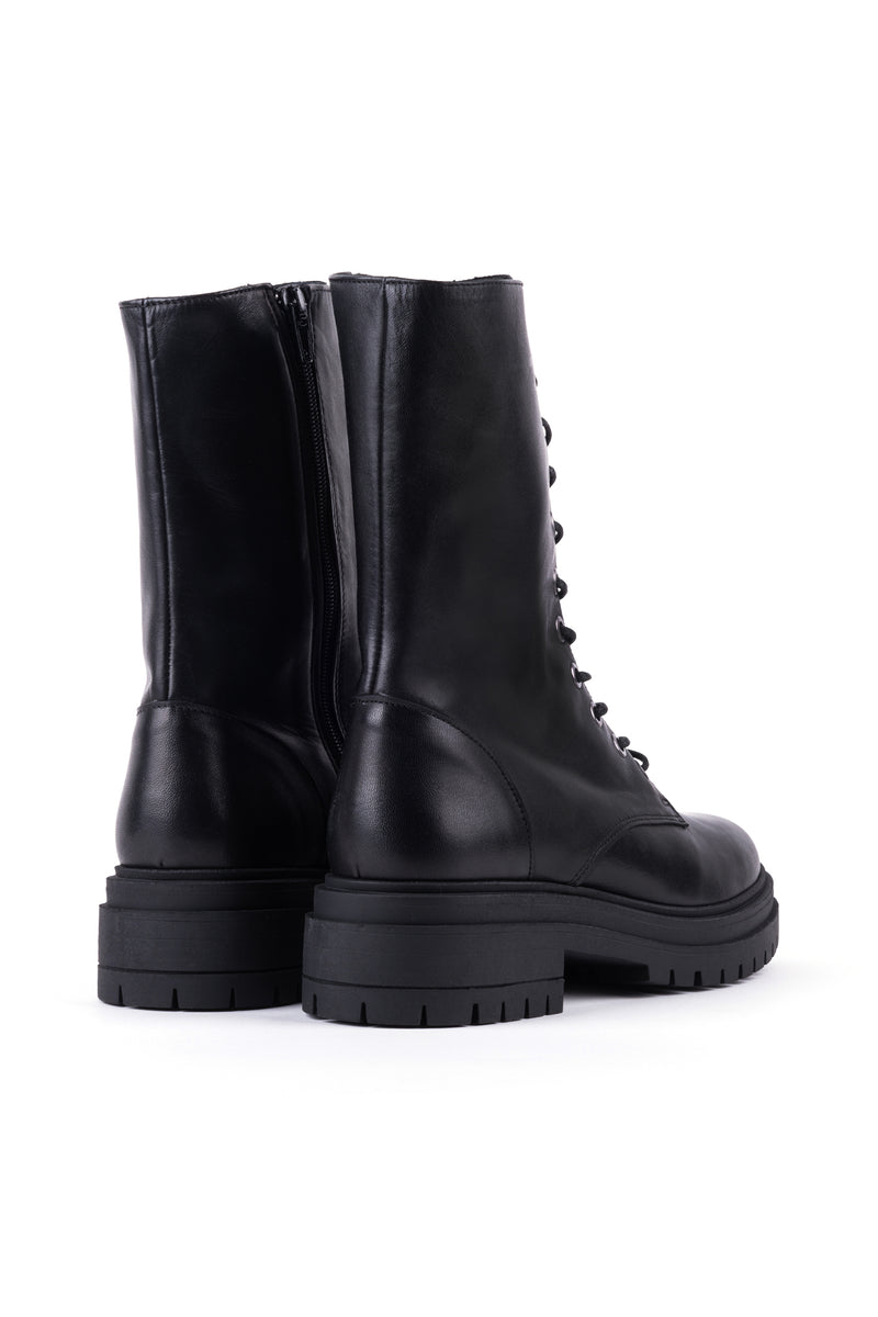 Botins estilo militar com atacadores