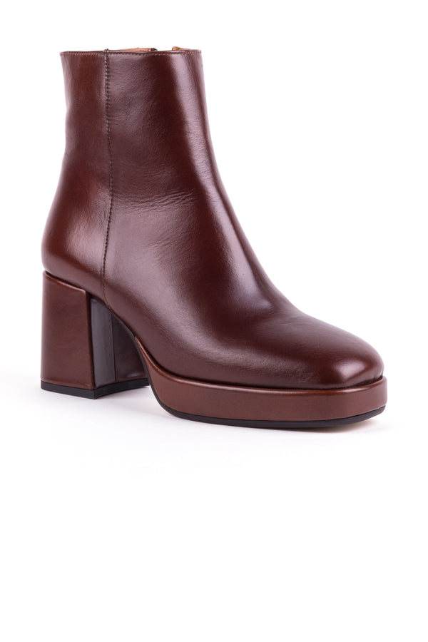 Botas de senhora em pele com salto alto camel
