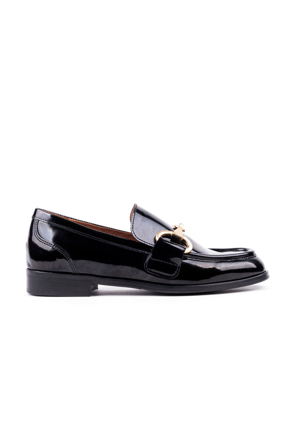 Sapatos estilo loafers rasos em verniz