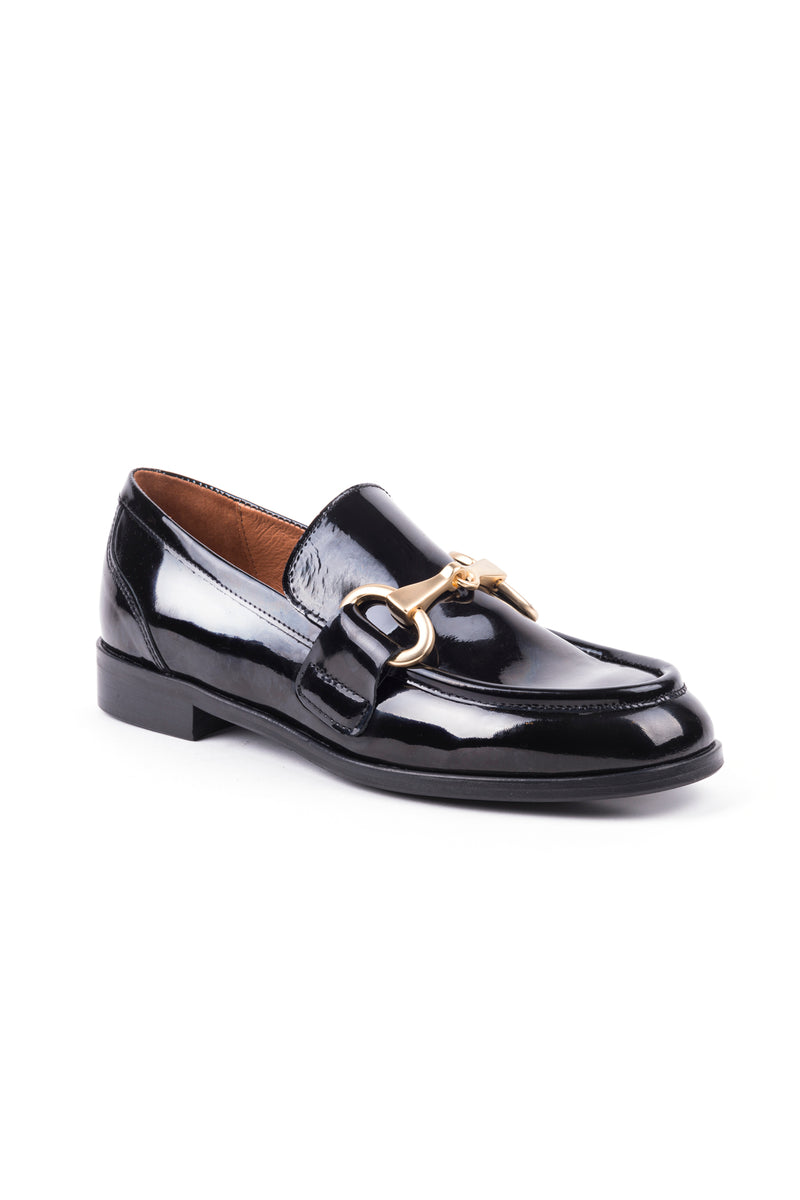 Sapatos estilo loafers rasos em verniz