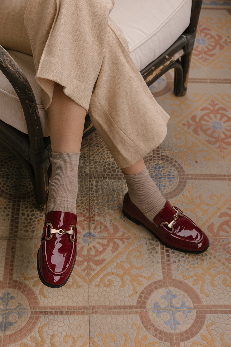 Sapatos estilo loafers rasos em verniz