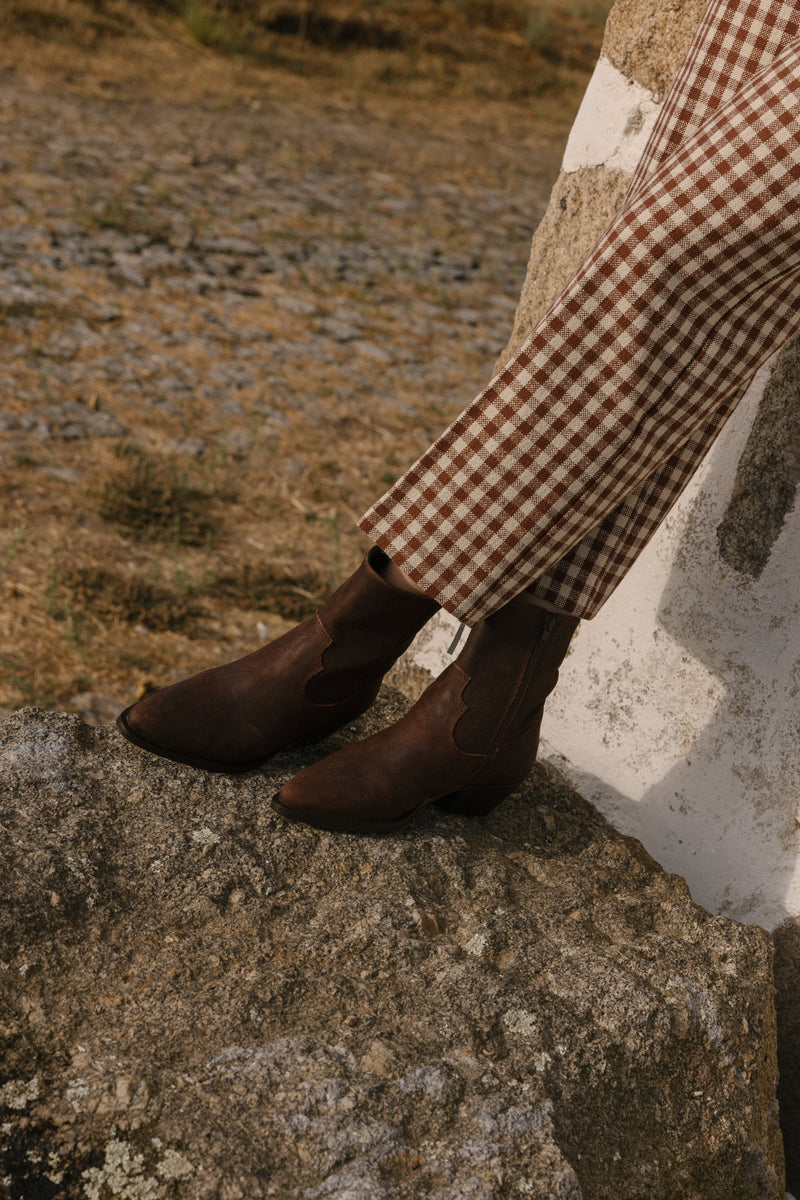 Botins texanos em pele encerada castanho de salto médio.