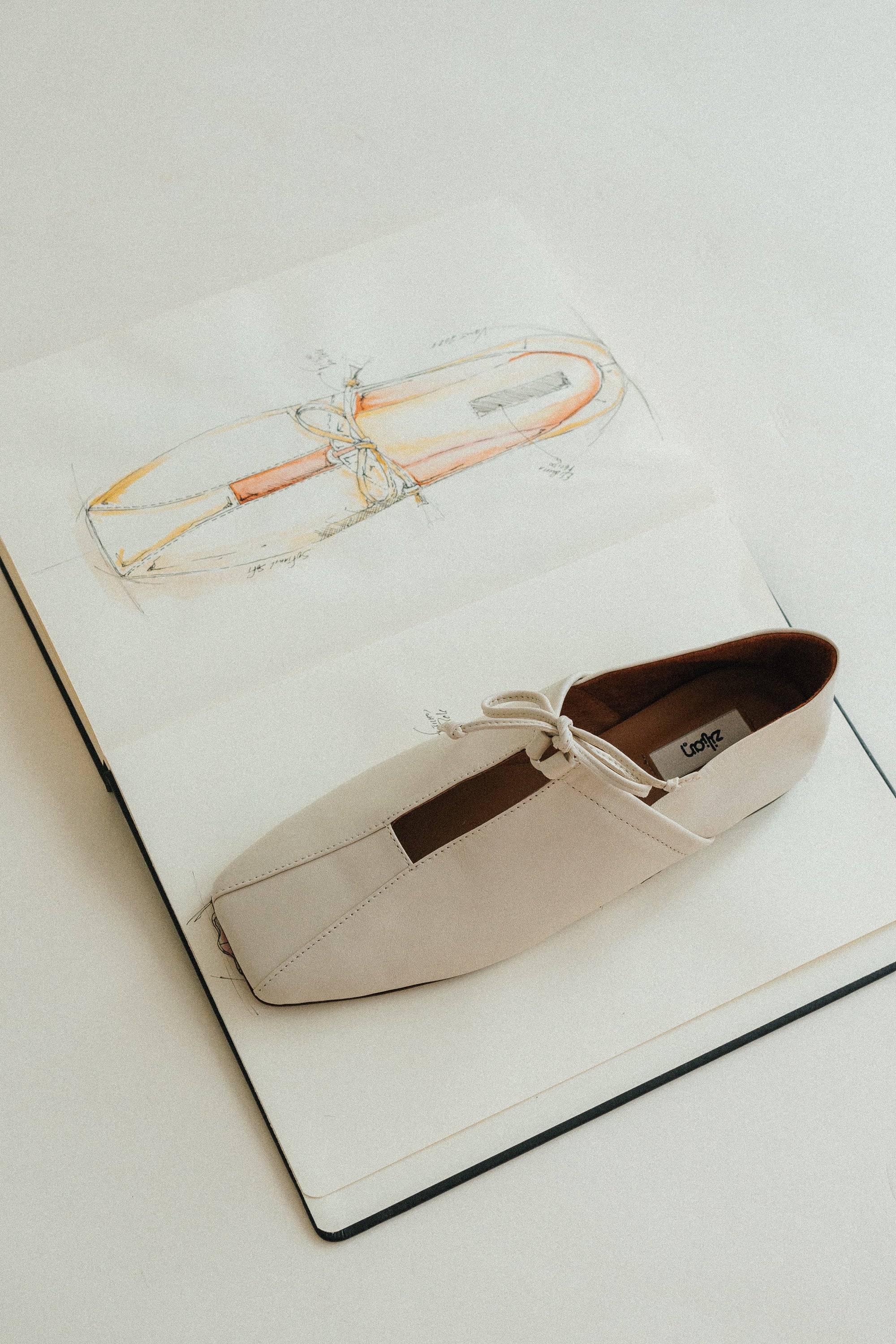 Sapatos rasos com ponta quadrada em pele