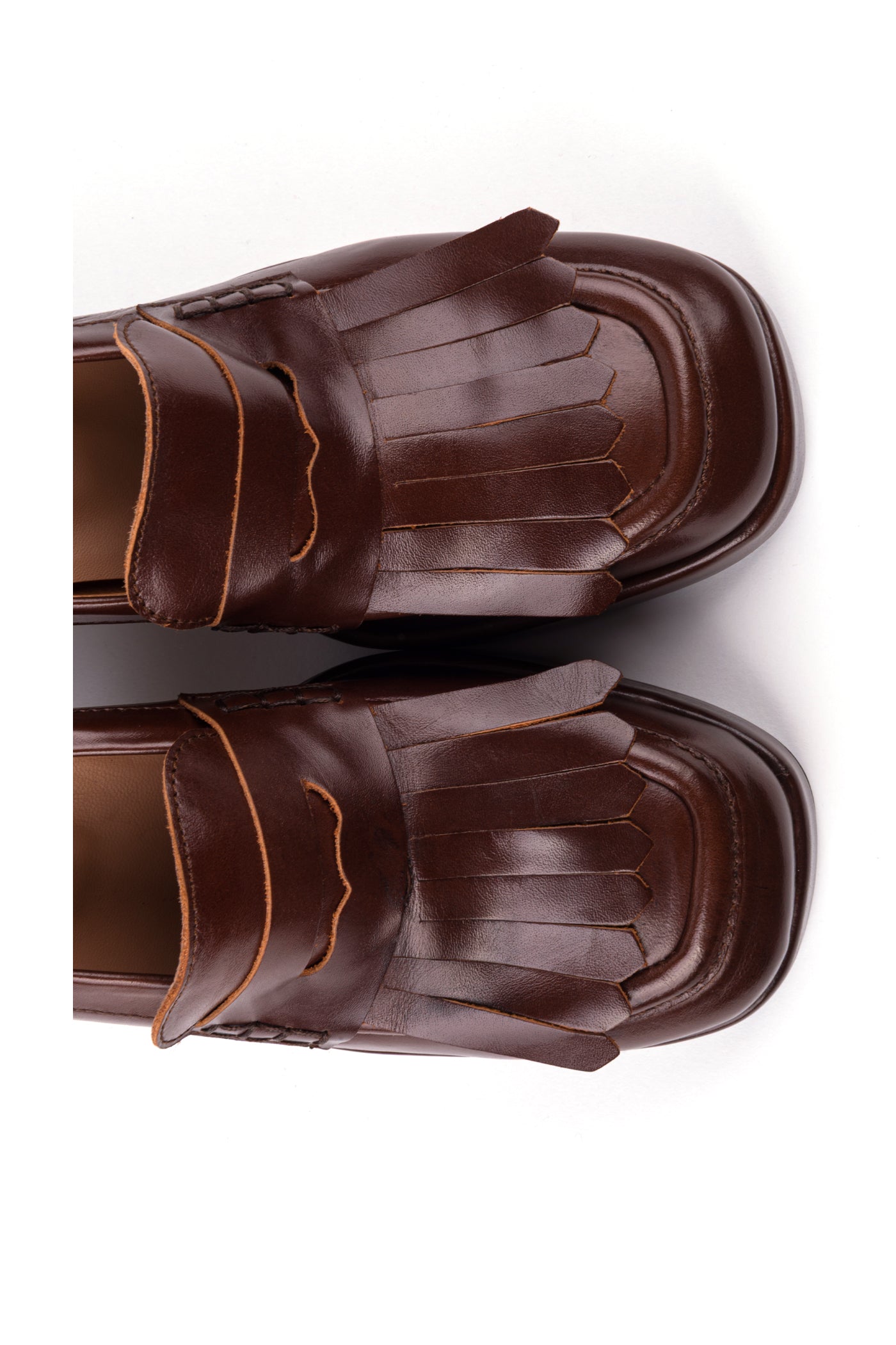 Sapatos de salto alto com franjas em pele