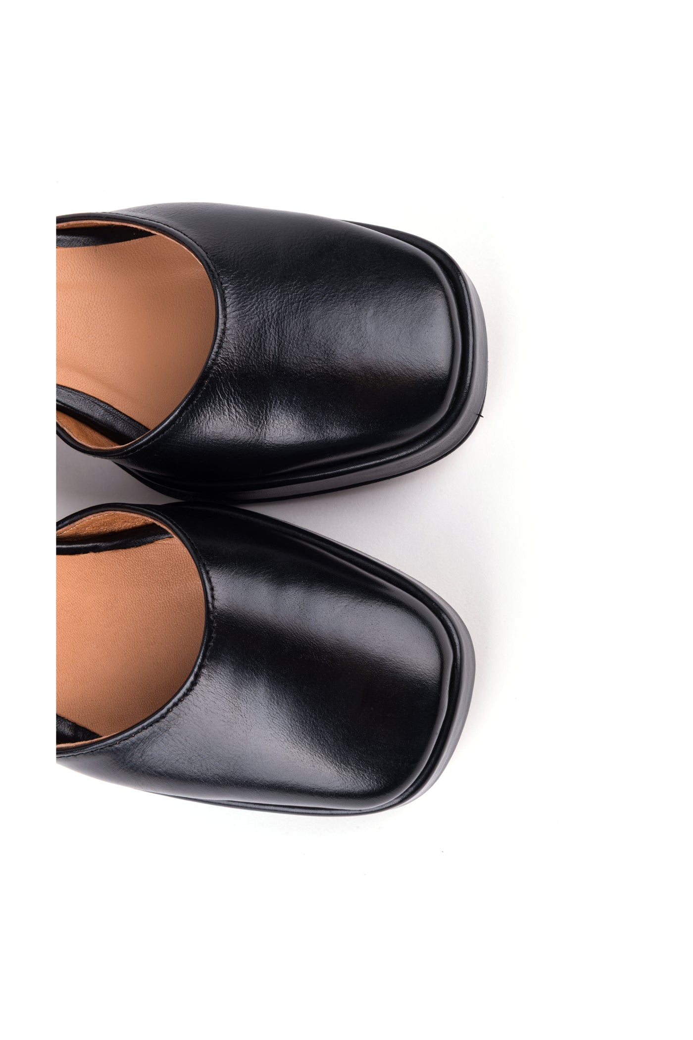 Sapatos de salto alto em pele