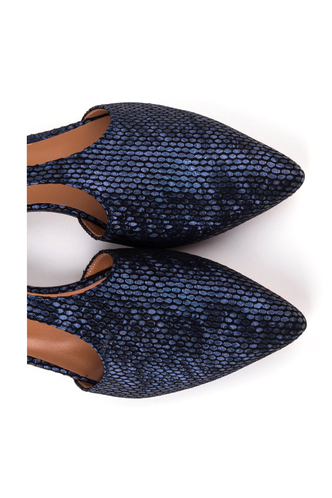 Sapatos rasos em camurça gravada