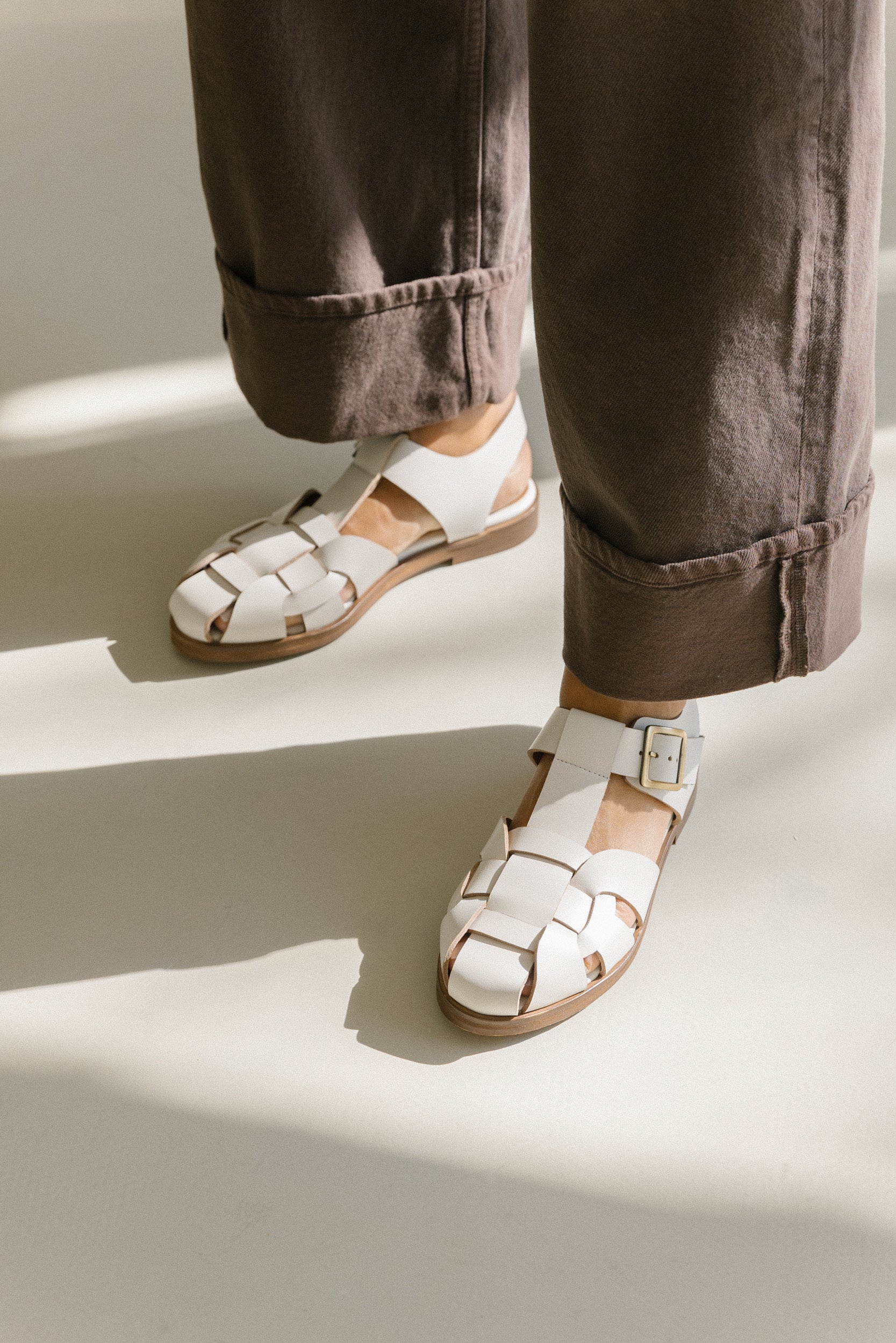 Sandália pescador com fivela em pele