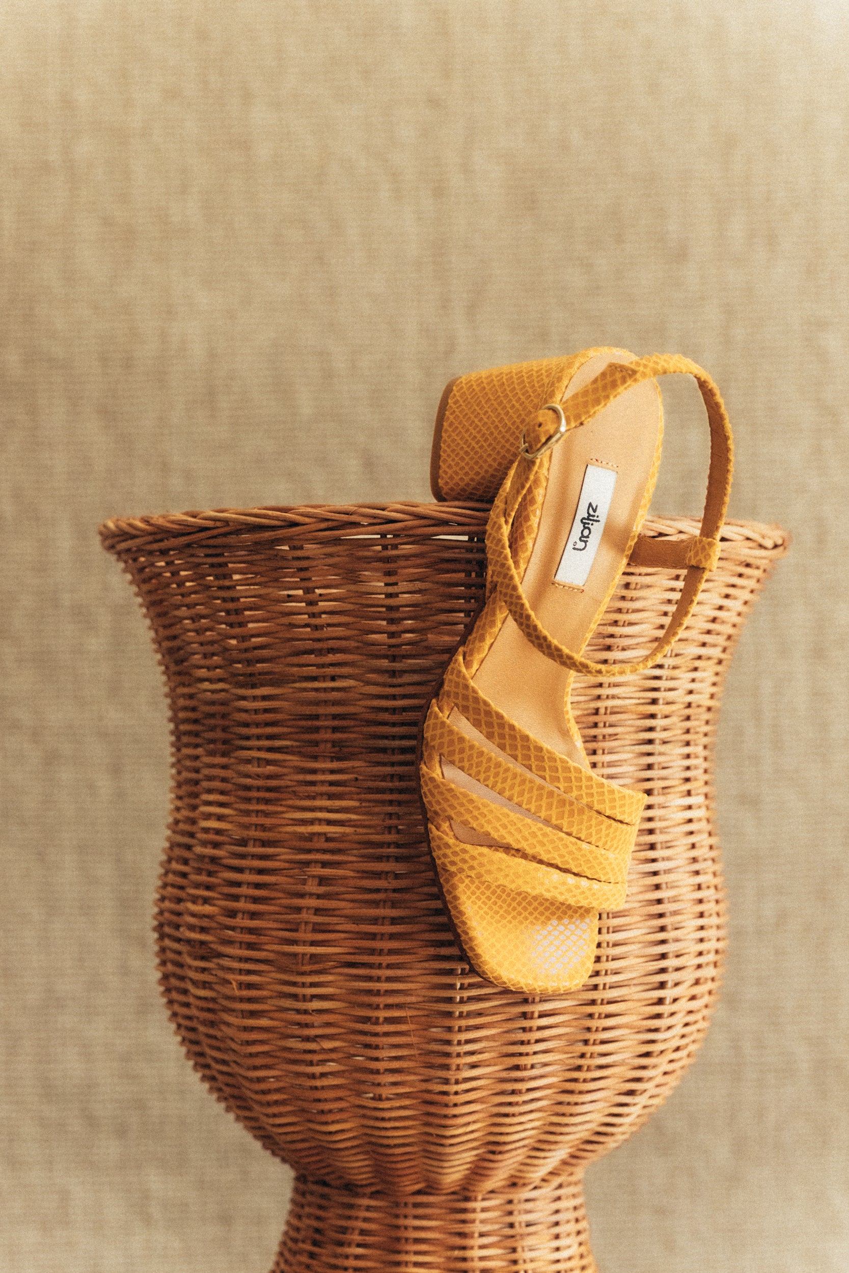 Sandálias de salto médio