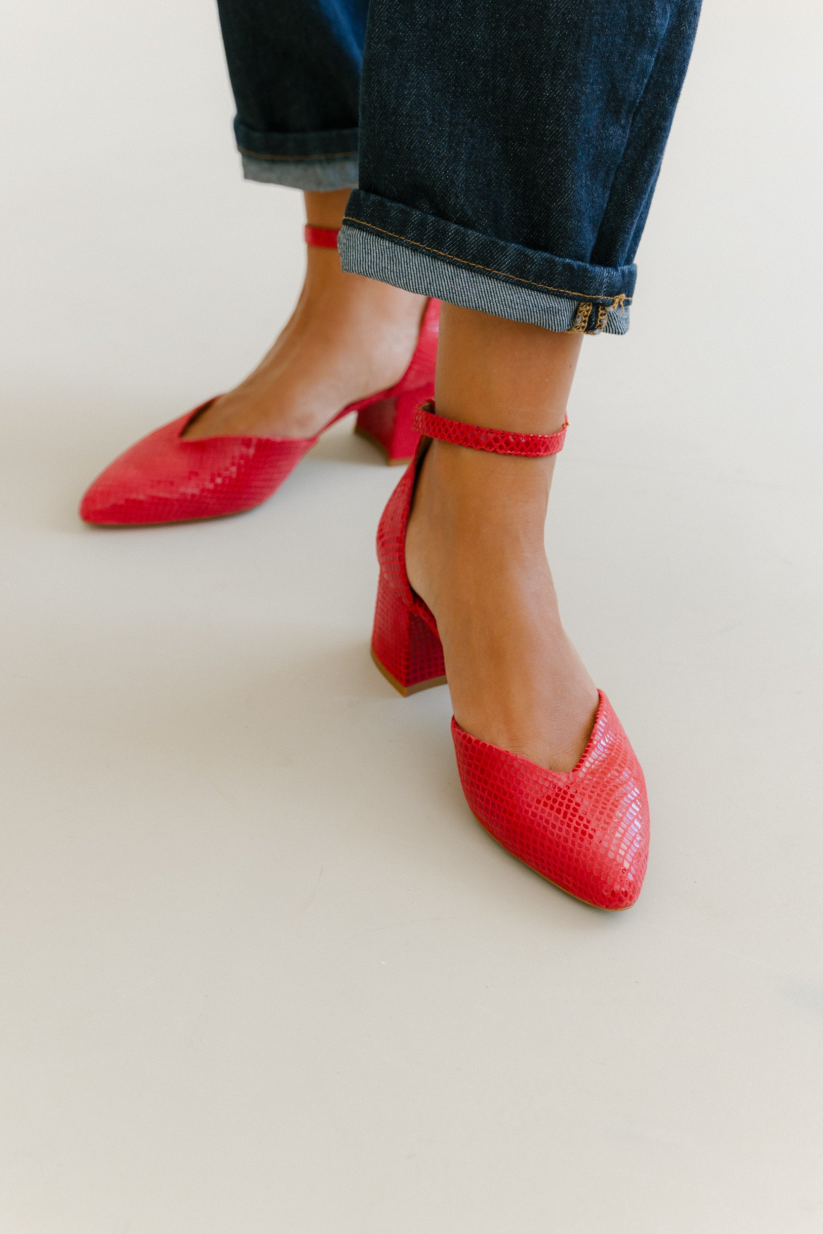 Sapatos de salto alto clássicos em camurça gravada