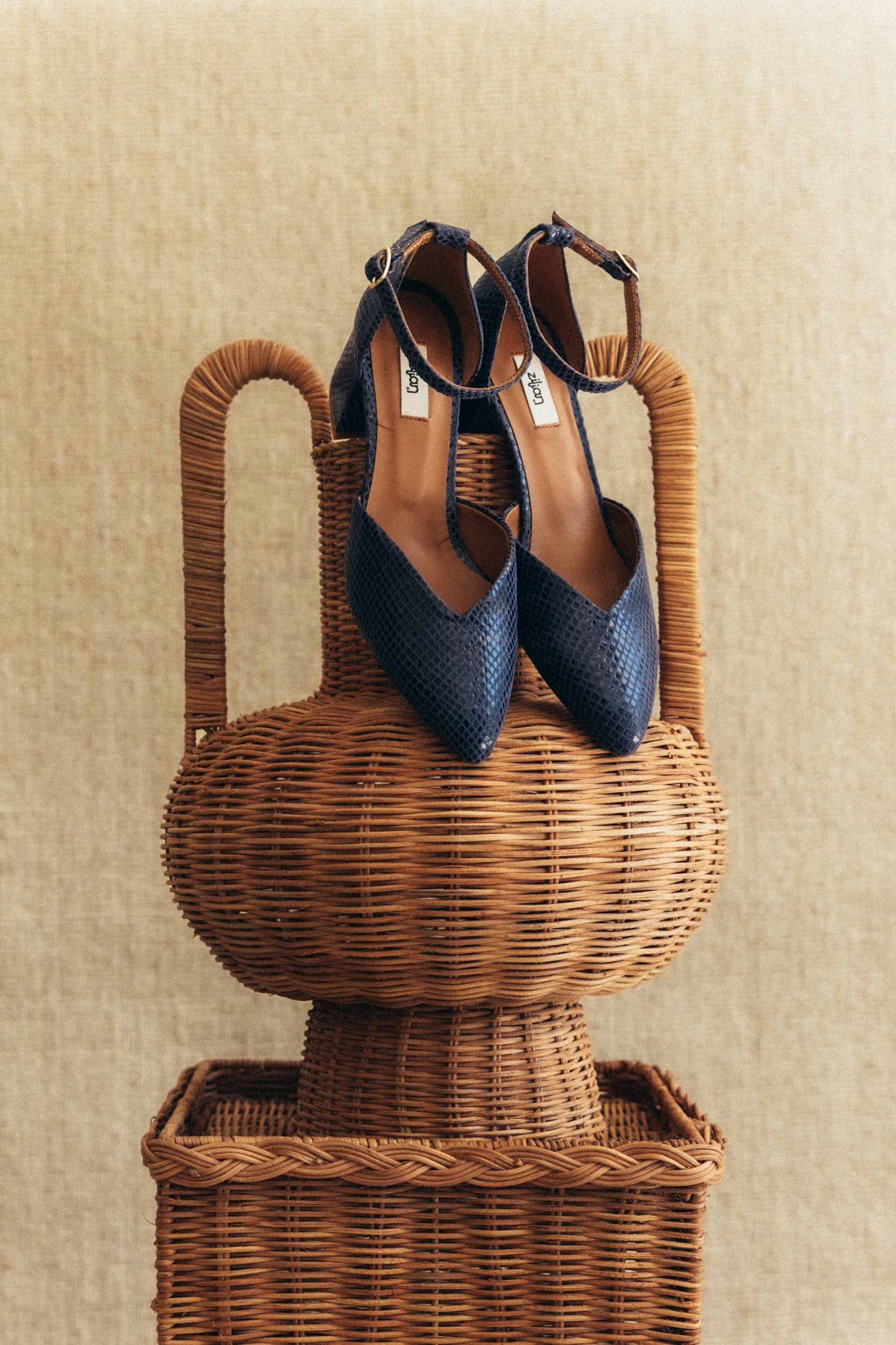 Sapatos de salto alto clássicos em camurça gravada