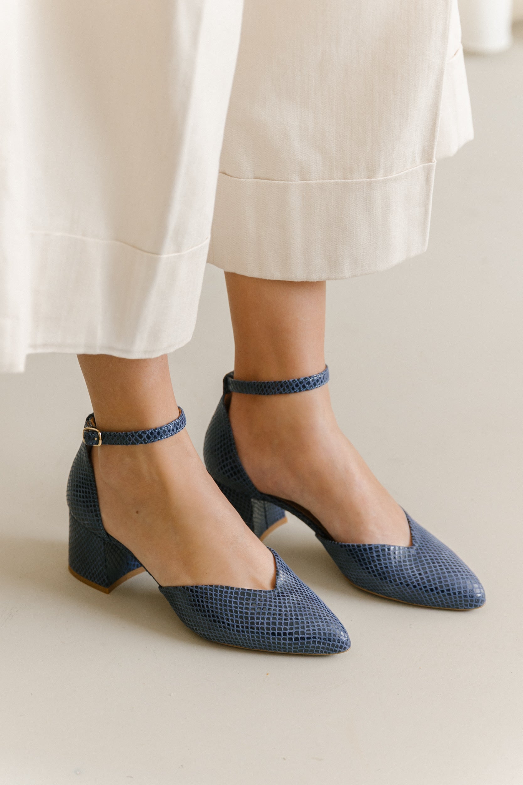 Sapatos de salto alto clássicos em camurça gravada