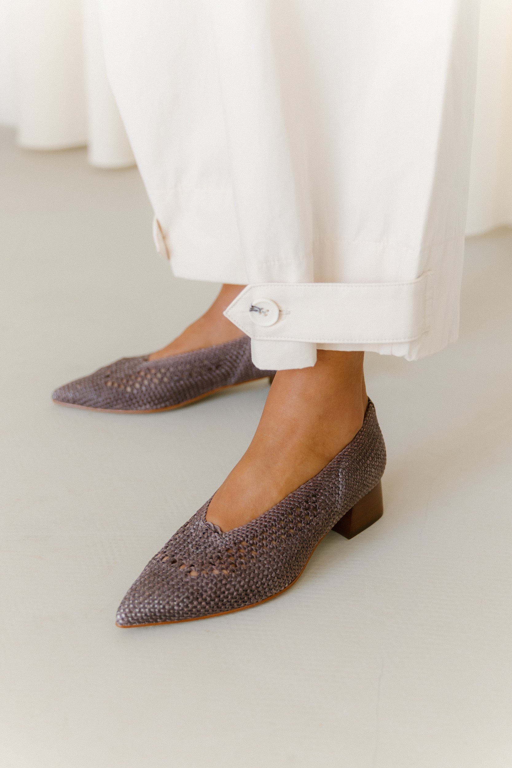 Sapatos de salto médio em ráfia