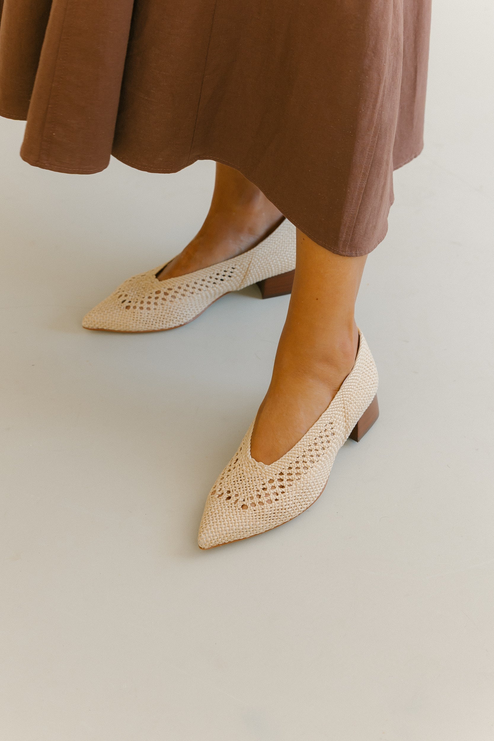 Sapatos de salto médio em ráfia