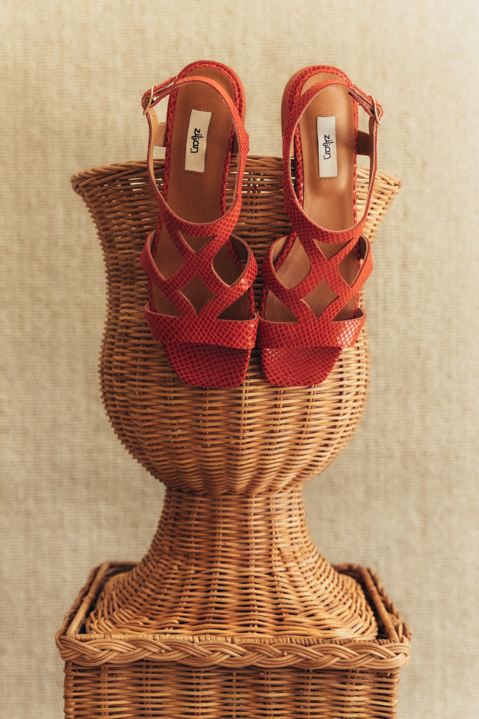 Sandálias rasas em pele