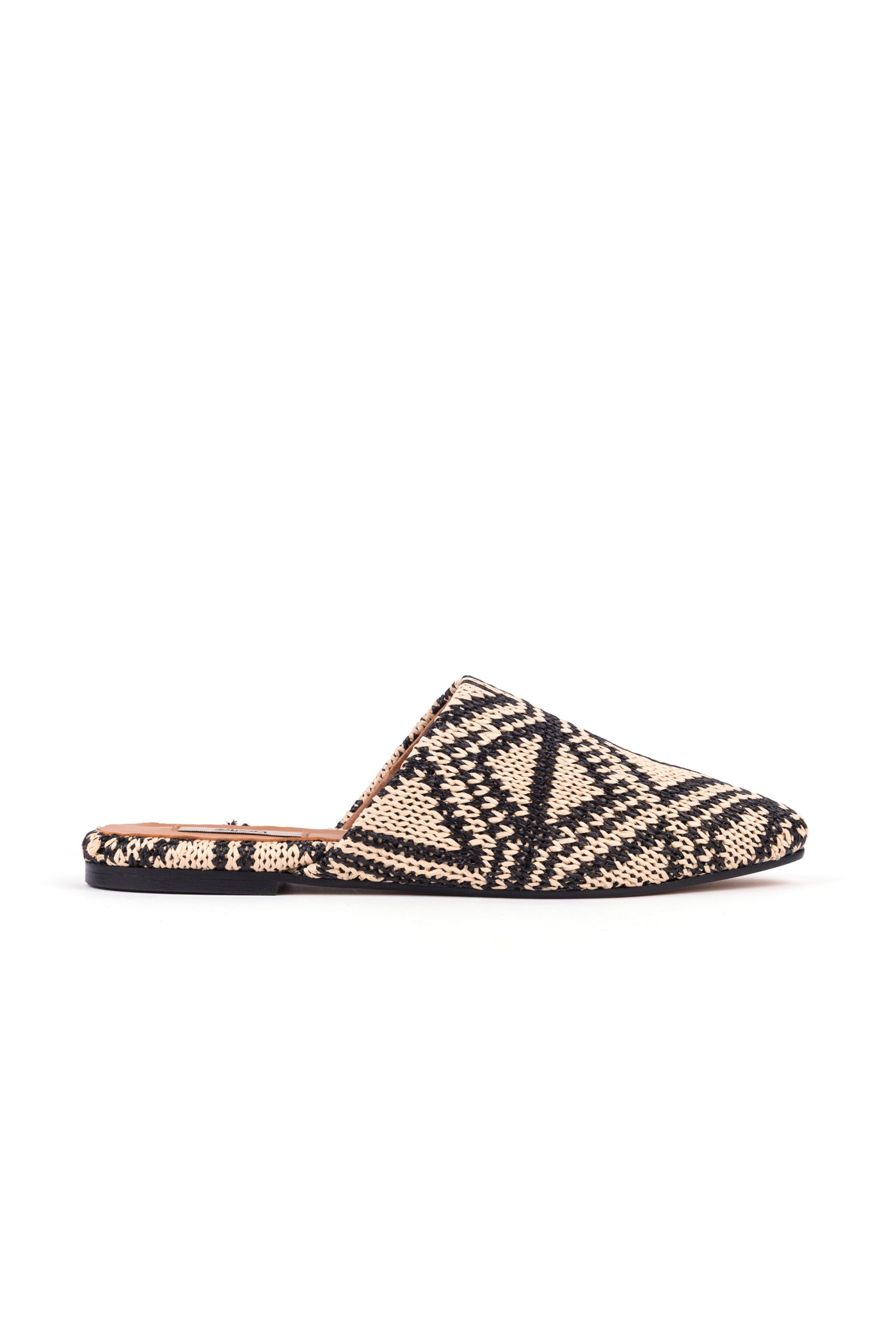 Mules em ráfia preta com padrão gráfico e bico fino
Mules em ráfia preta com padrão geométrico e design aberto
Mules em ráfia preta com padrão gráfico em look descontraído
