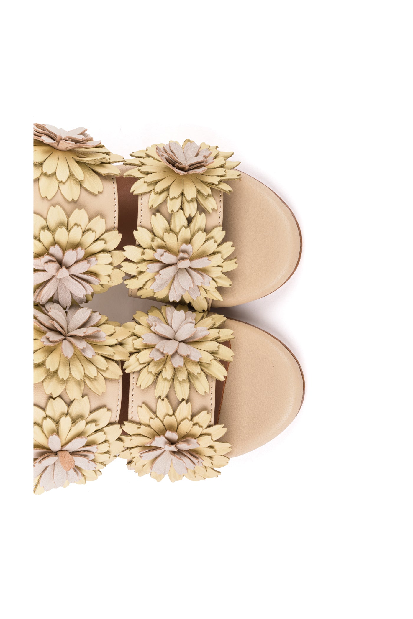 Mules em pele castanho ruivo com flores de pétalas bicolor terracotta e creme, salto bloco 8 cm