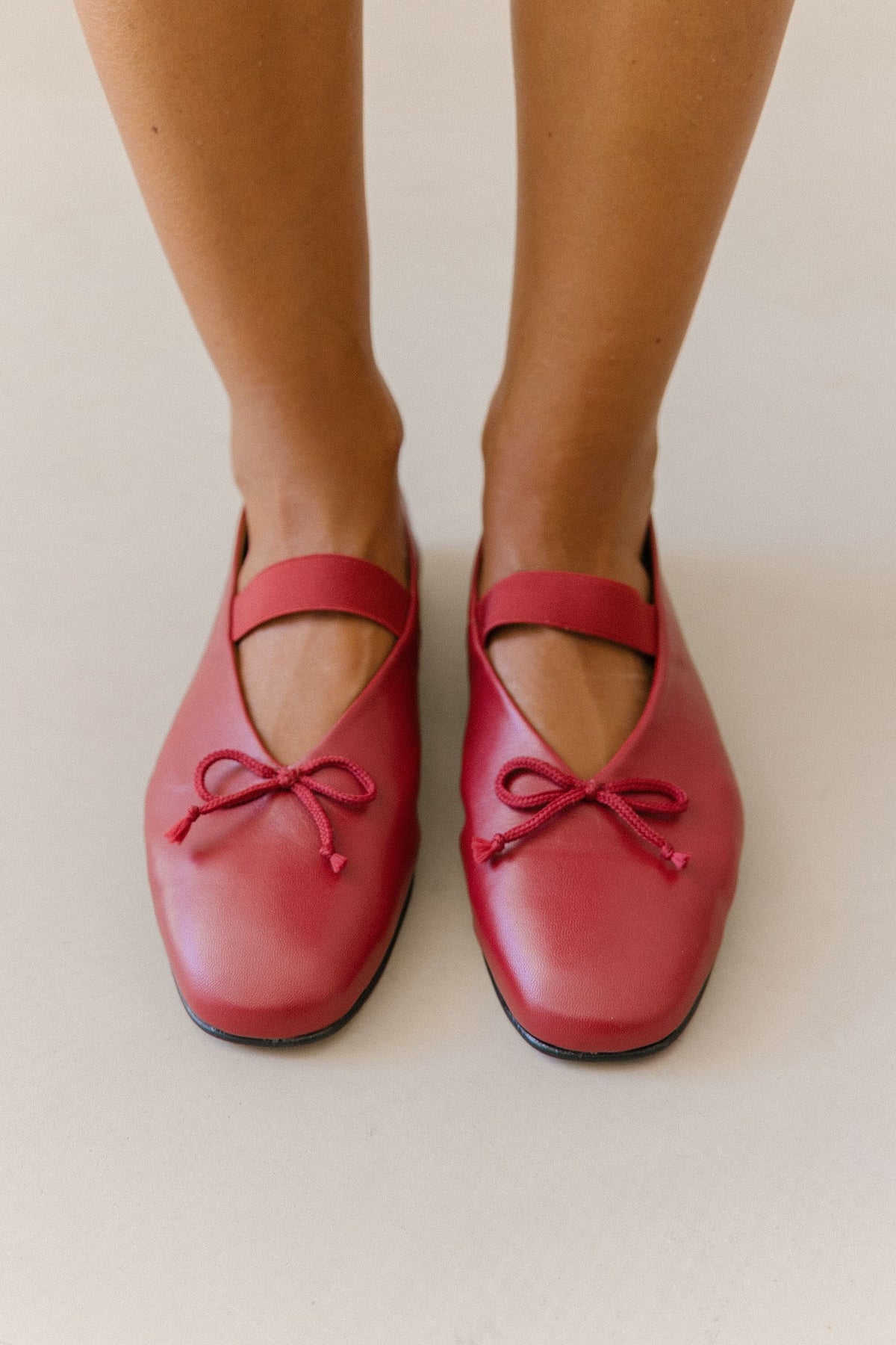 Bailarinas em pele vermelha, com salto de 1,5 cm