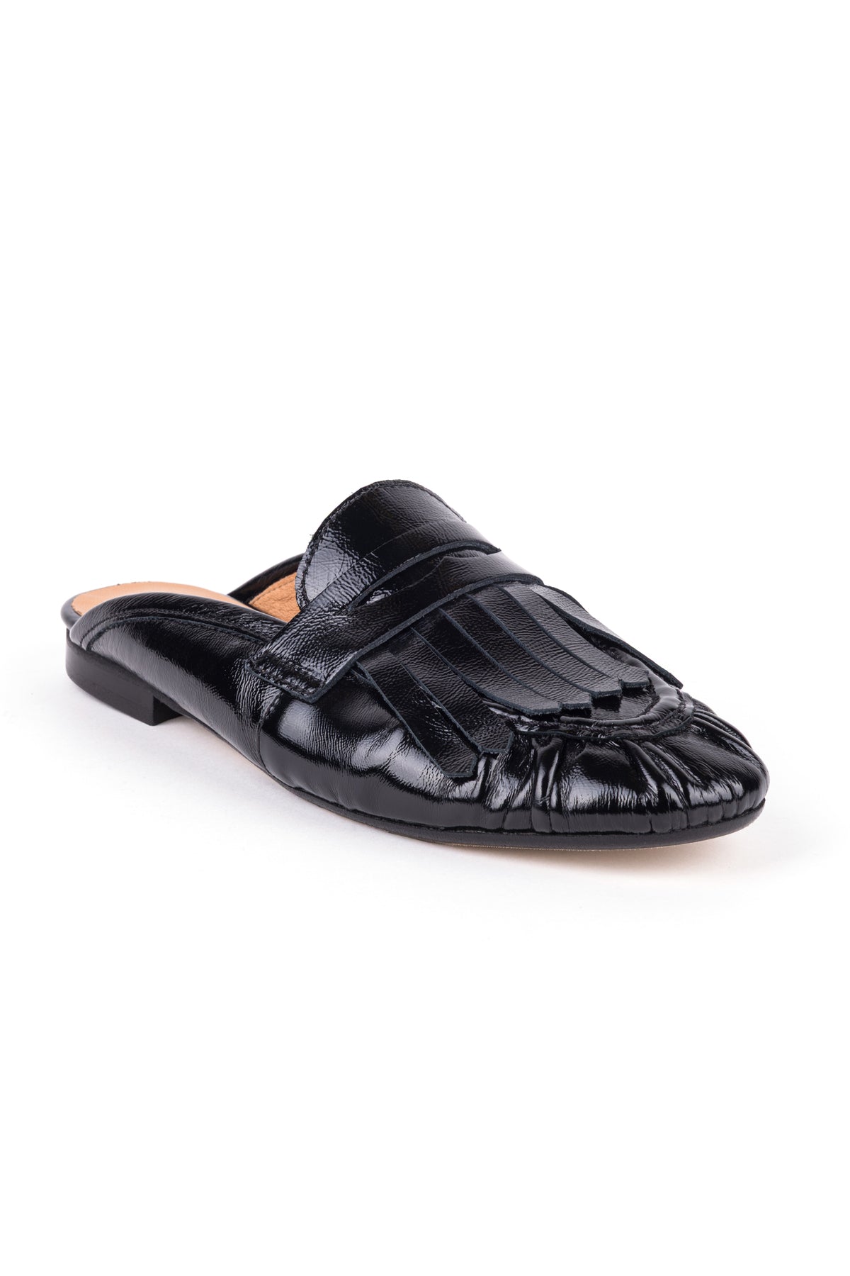 Mule loafer em pele envernizada preta, com biqueira redonda e salto de 1,5 cm