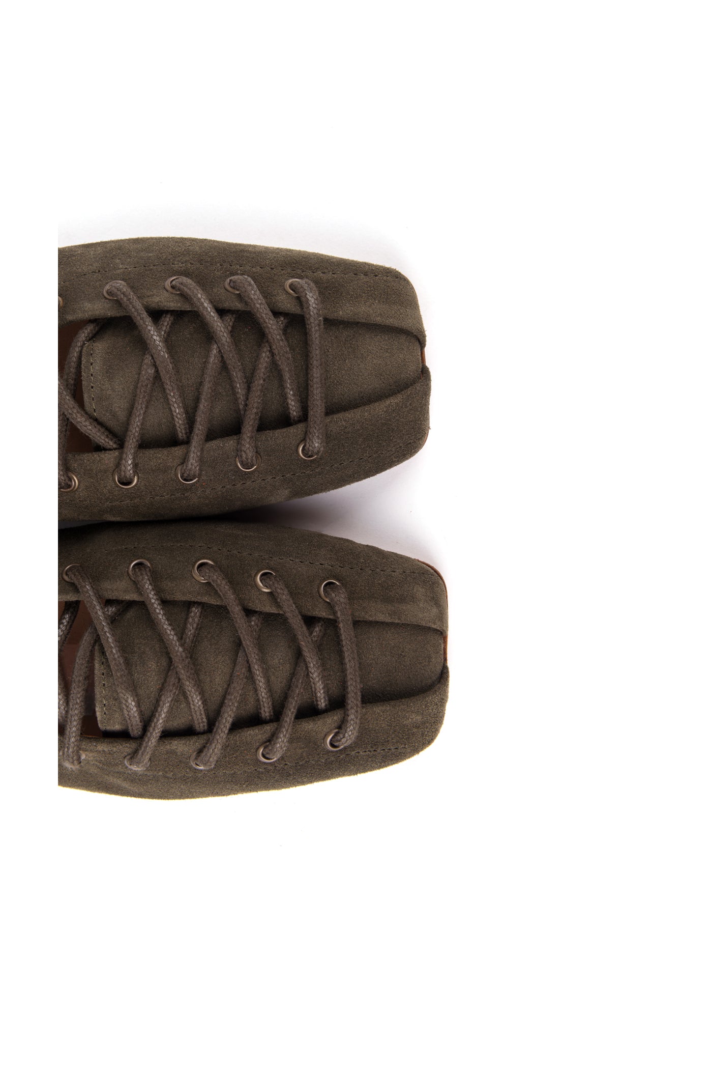 Par de sapatos rasos em croute kaki, detalhe da amarração e dos ilhós