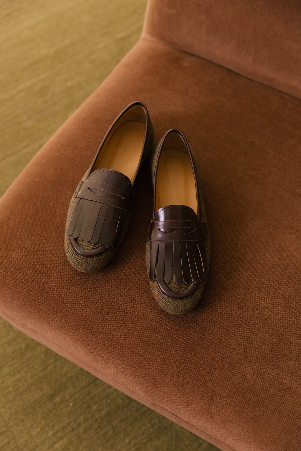 Par de loafers Zilian em tweed e pele castanha, com biqueira redonda