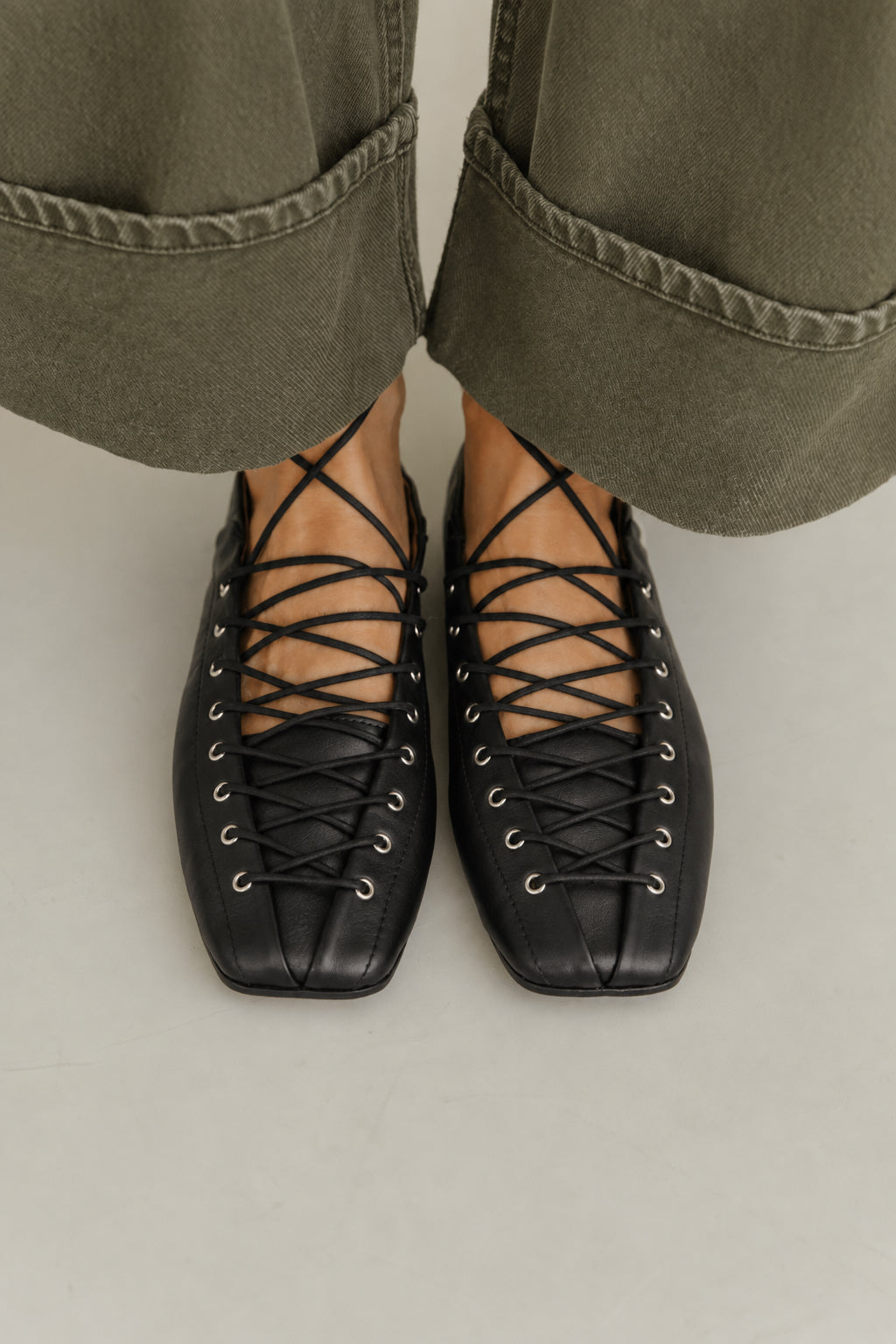 Sapatos rasos em pele com atacadores