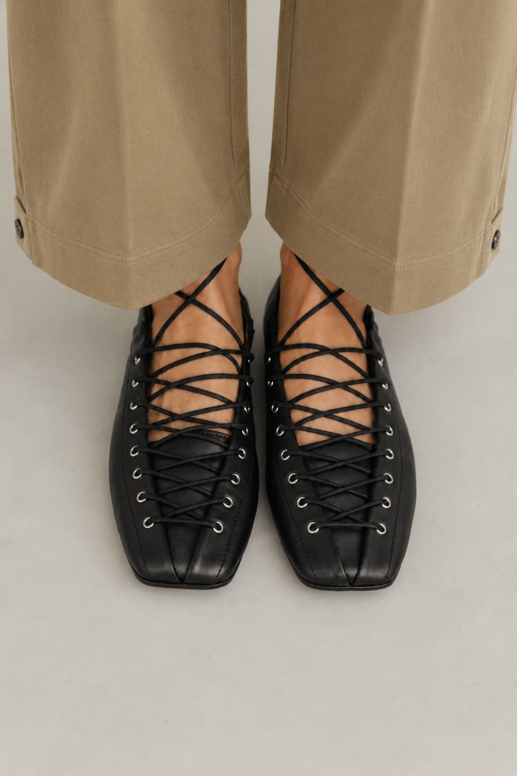 Sapatos rasos em pele com atacadores
